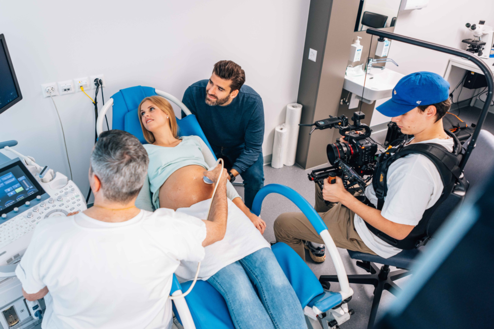 Junger man filmt schwangeren Bauch