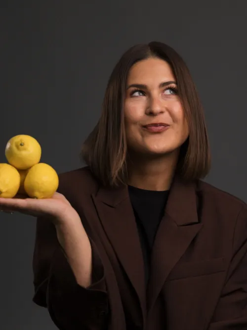 Portrait von Mitarbeiterin Julia