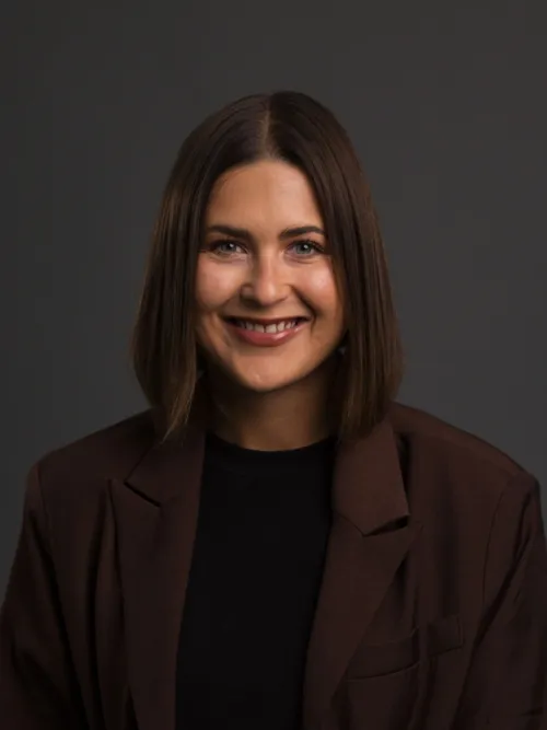 Portrait von Mitarbeiterin Julia