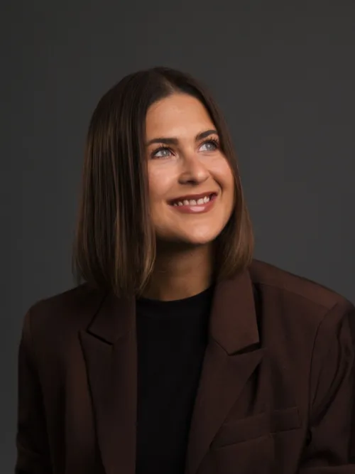 Portrait von Mitarbeiterin Julia
