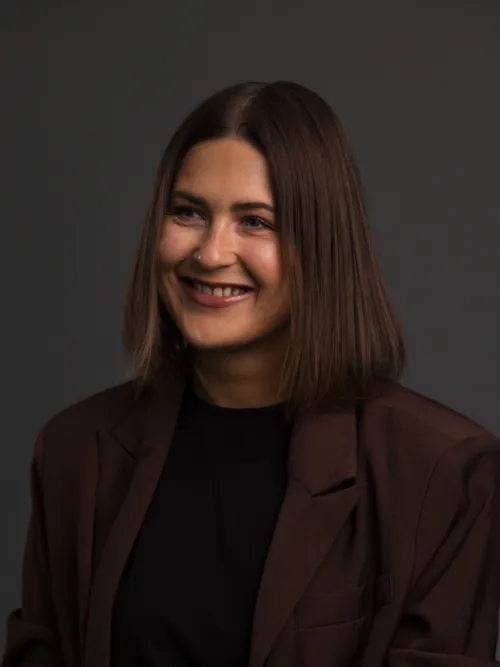 Portrait von Mitarbeiterin Julia